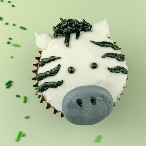 Zoo Animal Cupcakes Buttercream, Zebra Cupcakes Ideas, Zoo Animal Cupcakes Easy, Party Animal Cupcakes, Jungle Cupcakes Safari, Jungle Animal Cupcakes, Wild Animal Cupcakes, Safari Cupcakes Jungle Theme, Animal Cupcakes For Kids