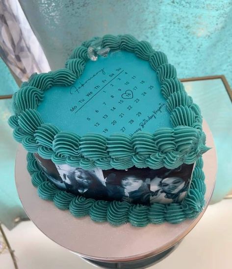 18th Birthday Cake Aquarius, Aqua Birthday Cake, Turquoise Cake Ideas, 21st Birthday Cake Aesthetic, 21 Birthday Cake Ideas For Her, Calendar Cake, 24th Birthday Cake, Heart Shaped Birthday Cake, Heart Birthday Cake