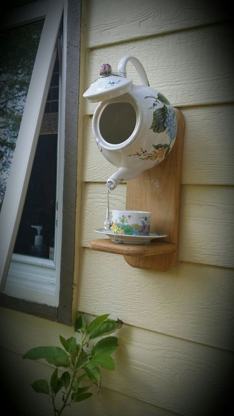 Teapot birdhouse feeder... inspired by pintrest                                                                                                                                                                                 More Teapot Birdhouse, Teacup Crafts, Tea Cup Bird Feeder, Diy Bird Feeder, Pallet Furniture Bedroom, Bird Houses Diy, Diy Birds, Diy Storage Cabinets, Diy Cardboard Furniture