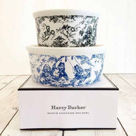 French country ceramic toile dog bowls in blue or black. Harry Barker Luxury Dog Bowls, Trendy Dog Accessories, Dogs Essentials, Cute Dog Bowls, Luxury Dog Accessories, Cute Dog Beds, Preppy Dog, Dog Accesories, Apartment Dogs