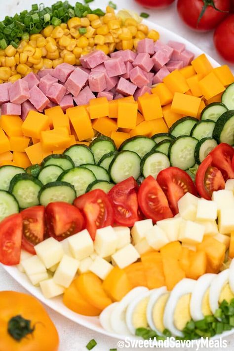 Chef Salad Presentation, Salad Tray Ideas, Legume Salad, Salad Pictures, Vegetables Breakfast, Blt Salad Recipe, Salad Presentation, Salad Decoration, Salad Design