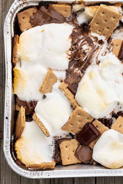 Smores Nachos, Grilled Smores, Pretzel Chips, Nachos Ingredients, Campfire Smores, Campfire Desserts, Campfire S'mores, Camping Desserts, Caramel Bits