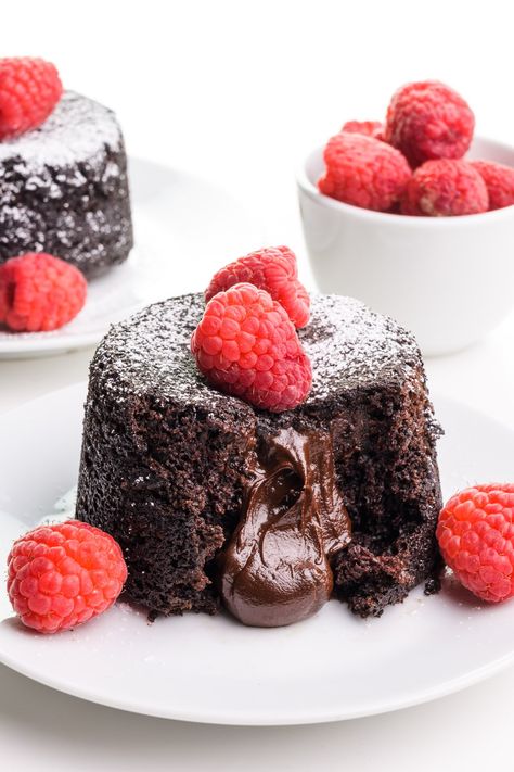 Vegan Lava Cake Recipe, Chocolate Melting Cake, Molten Chocolate Lava Cake, Lava Cake Recipes, Molten Lava Cakes, Chocolate Sheet Cake, Vegan Chocolate Cake, Vegan Cake Recipes, Chocolate Lava