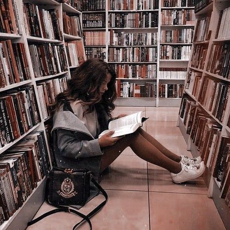 Faceless Pics, Library Aesthetic, Woman Aesthetic, Dark Academia Aesthetic, Girl Reading, Vision Board 2023, Academia Aesthetic, 2023 Vision Board, Book Aesthetics