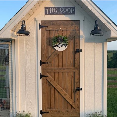 Cute Chicken Coop Painting Ideas, Black Chicken Coop, Coop Decor, Backyard Chicken Coop, Cute Chicken Coops, Chicken Coop Decor, Black Chicken, Chicken Barn, Chicken Coop Signs