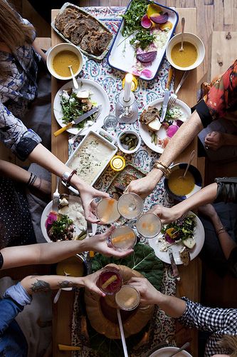 Dîner Champêtre #mapauseentrecopines The Golden Girls, Snacks Für Party, Think Food, Dinner With Friends, Golden Girls, Family Dinner, Food Styling, A Group, Food Photo