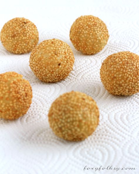 Buchi or Butsi are glutinous rice balls covered in sesame seeds filled usually with sweetened red bean paste which are then deep-fried. | www.foxyfolksy.com #filipinofood #filipinorecipe #dessert #asian #recipes Buchi Recipe, Pinoy Merienda, Glutinous Rice Balls, Foxy Folksy, Traditional Chinese Food, Pinoy Dessert, Red Bean Paste, Filipino Dishes, Red Bean