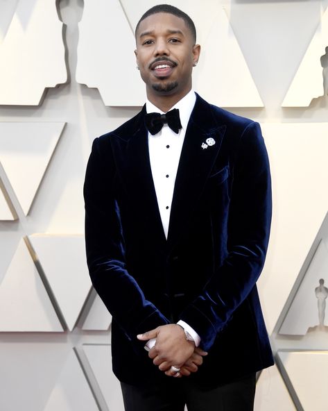 Michael B. Jordan in a navy velvet TOM FORD Shelton cocktail jacket, cocktail pants, evening shirt and bow tie at the Academy Awards in Los Angeles.  #TOMFORD #Oscars Red Carpet Dresses 2019, Blue Velvet Blazer, Oscars Red Carpet Dresses, Oscar Gowns, Jordan Blue, Michael B Jordan, Womens Biker Jacket, Velvet Suit, Cocktail Jacket