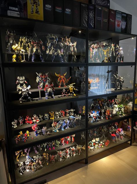 (1) CybertronWarriors op X: 'Collecting will always baffle those closest to me 😂. My mom saw my case and was not happy. She also witnessed me ship off 12 eBay items and asked who would buy these from me. Though I have to give partial credit for friends that visit and say, “Wow! You collect Gundams!” https://t.co/jZzddve4II' / X Collectors Room Ideas, Comic Book Rooms, Toy Collection Room, Toy Collection Display, Comic Room, Display Room, Nerd Room, Diy Handyman, Home Cinema Room