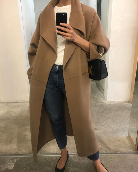 24 Stylish Camel Coats You'll Wear Forever Camel Coat Outfit Classy, Camel Coat Outfit Casual, Camel Coat Outfit, Minimalist Moda, Mode Mantel, Elin Kling, Fall Fashion Coats, Elegante Casual, Stil Inspiration