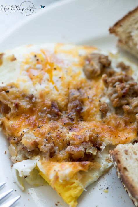 This Ground Turkey Eggs Breakfast Scramble is a protein-packed breakfast or brunch, using leftover turkey for a delicious breakfast. It has pan-fried eggs, ground turkey meat and is served with toast (vegetarian and gluten-free option) #breakfast #brunch #eggs #groundturkey #turkey #ketchup scramble #savory #toast #meal #easy #recipe Breakfast Casserole With Ground Turkey, Egg And Ground Turkey Breakfast, Eggs And Ground Turkey, Ground Turkey Egg Scramble, Ground Turkey For Breakfast, Ground Turkey Recipes For Breakfast, Ground Turkey Recipes Breakfast, Ground Turkey Scramble, Ground Turkey Breakfast Casserole