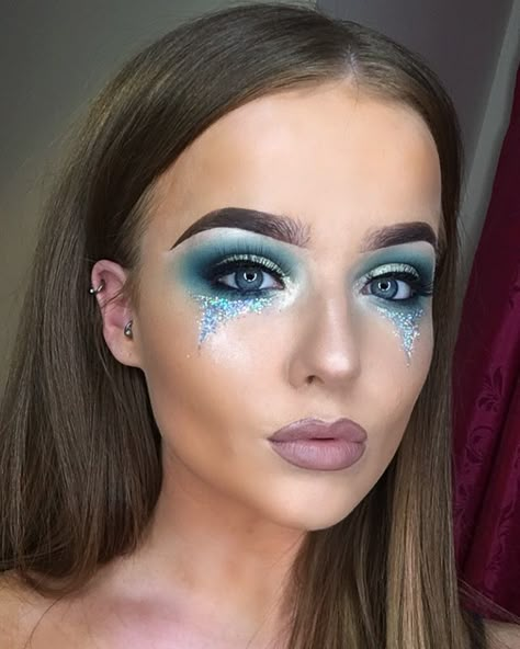 Blue Costume Makeup, Make Up Karnaval, Statue Of Liberty Makeup, Aquarius Makeup Ideas, Ice Makeup Looks, Aquarius Makeup Look Zodiac, Ice Costume Makeup, Ice Queen Makeup Halloween, Ice Themed Makeup