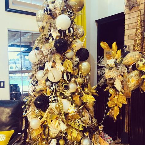 Living room love ❤️ #christmastree #christmasdecor #westtexasdesigner #midlandtx #odessatx #yellow #yellowdecor #loveyellow #yellowdesign | Instagram Gold And White Christmas Tree, Christmas Content, Gold And White Christmas, Yellow Christmas, Christmas Tree Decorations Diy, Yellow Decor, Christmas Themes Decorations, Christmas Tree Ideas, Black Christmas