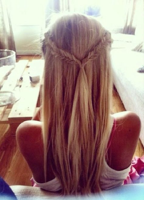 Another beautiful braid; the fishtail braid. This one works so well with blonde since you can see the intricacy of the braids unlike with a darker hair color where it’s usually not as obvious. Fish Tail Braid, Hair Envy, Love Hair, Beach Hair, Great Hair, Blonde Hair Color, Hair Dos, Gorgeous Hair, Half Up