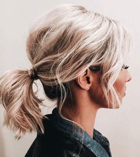 Messy Ponytail With Short Hair Low Pony Hairstyles, Girls With Short Hair, Hair In A Ponytail, Short Hair Ponytail, Tail Hairstyle, Pony Hairstyles, Hairstyles Hoco, Messy Ponytail, Kadeřnické Trendy