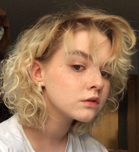 Haircuts For Soft Jawline, Soft Jawline, Blonde With Freckles, Hair Pale Skin, Blonde Wavy Hair, Freckles Girl, Sketches Art, Sandy Blonde, Girl Haircuts