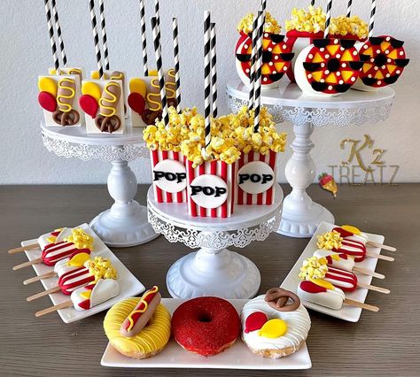 Carnival Cake Pops Circus Theme, Carnival Birthday Treats, Carnival Theme Cake Pops, Carnival Themed Treats, Carnival Cupcake Ideas, Carnival Cake Pops, Carnival Theme Cake, Circus Cake Pops, Carnival Themed Cakes