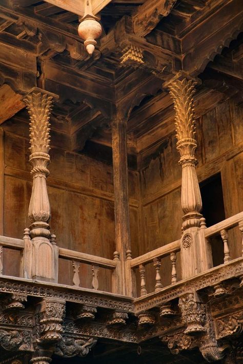 Maratha Architecture of Palashikar Wada Wada Architecture Maharashtrian, Haweli Designs, Mehrab Design, Maratha Architecture, Indian Arch, Kerala Architecture, Indian Temple Architecture, Museum Design, Wooden Sculptures