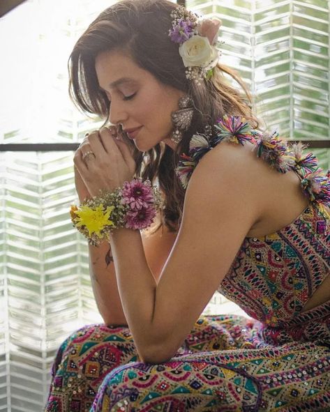 Shibani Dandekar’s Mehendi Outfit Is All About Being BOHO! S Mehendi, Shibani Dandekar, Mehendi Dresses, Farhan Akhtar, Mehendi Outfit, Embroidered Sharara, Mehendi Ceremony, Mehndi Dresses, Payal Singhal