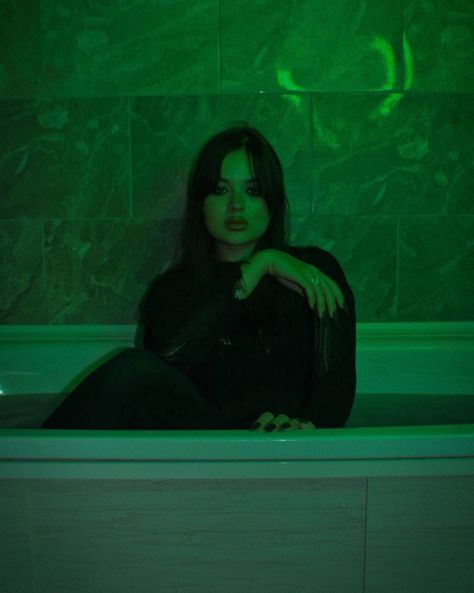 Bathroom Shoot Ideas, Photo Shoot Inspo At Home, Bathtub Selfie, Bathroom Photoshoot Ideas, Motel Photoshoot, Cyberpunk Photoshoot, Bathroom Photoshoot, Bath Photoshoot, Bath Photography