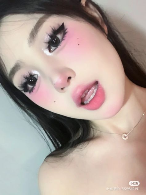 Pink Makeup Looks Douyin, My Melody Inspired Makeup, My Melody Makeup Look, Pink Douyin Makeup, Pink And Black Makeup, Maquillaje Cute, My Melody Makeup, Puppy Eyeliner, Doll Makeup Tutorial