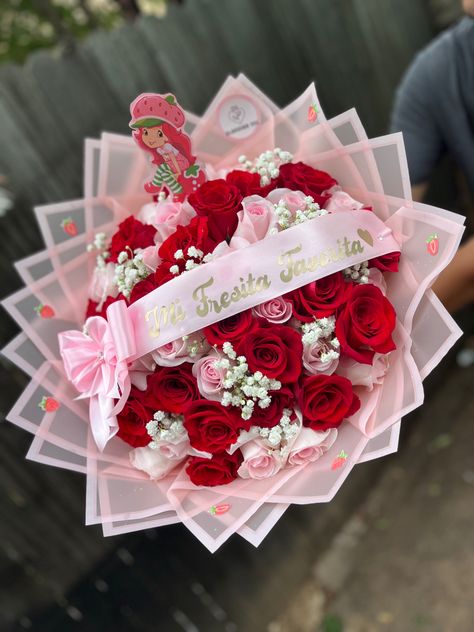 Buchon Fresa Strawberry Shortcake Flower Bouquet, Strawberry Shortcake Bouquet, Valentine Ramos, Enternal Flowers Bouquet, Foam Flower Bouquet, Ramo Ideas, Bouquet Diy Gift, Pink Tulips Bouquet, Ribbon Rose Bouquets