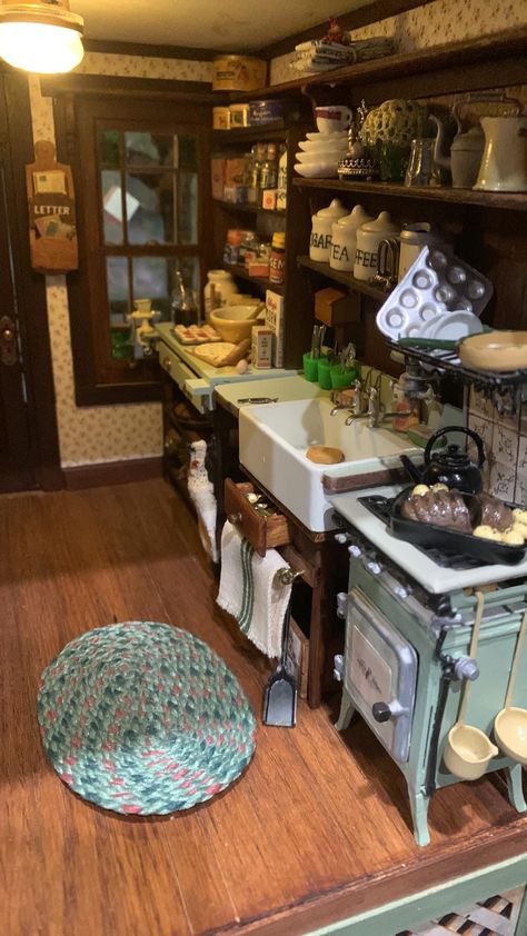 Vintage Dollhouse Kitchen, Miniature Victorian House, Cottage Dollhouse Interior, Dollhouse Living Room Ideas, Doll House Interior Ideas, 1800 Kitchen, Victorian Dollhouse Interior, Dollhouse Kitchens, Dollhouse Inspiration