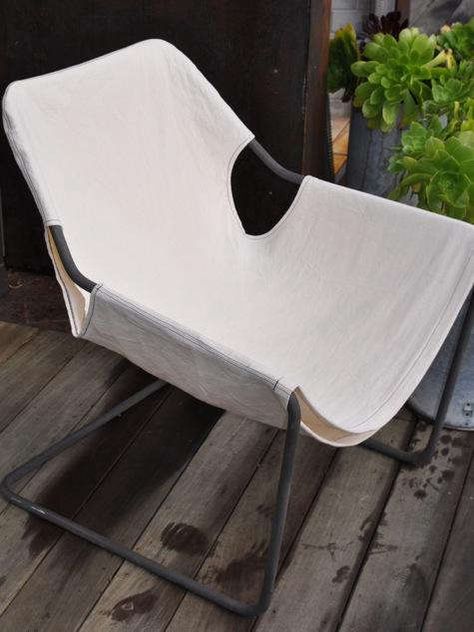 DIY: Paulistano Armchair with White Canvas Cover - Remodelista Pretty Chairs, Summer Diy Projects, Diy Hanging Shelves, Diy Chalk Paint, Rental Decorating, Furniture Redo, Towel Storage, Diy House Projects, Drop Cloth