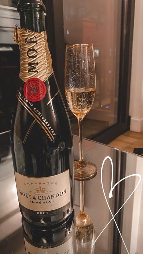 Champagne Wallpaper Iphone, Champagne Aesthetic, Alcohol Party, Alcohol Aesthetic, Fancy Drinks, Moet Chandon, Story Ideas Pictures, Pretty Drinks, Driving Photography