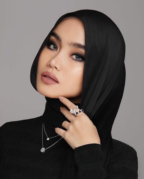 Hijab Studio Photoshoot, Pose Fotografi Hijab, Hijab Photoshoot Ideas, Muslim Photoshoot, Hijab Jewelry, Hijab Poses, Scarf Fashion Photography, Modest Jewelry, Hijab Photoshoot