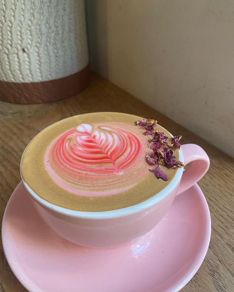 Pink Coffee Aesthetic, Pink Cappuccino, Latte Art Aesthetic, Latte Aesthetic, Picnic Date Food, Pink Latte, Pretty Coffee, Coffee Shop Aesthetic, Gym Food