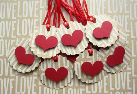 Scalloped Heart Tags - Scrapbook.com Activity Jar, Valentine Cards To Make, Making Gift Tags, Storytime Crafts, Heart Gift Tags, Gift Tag Design, Birthday Card Drawing, Gift Tags Diy, Creative Valentines