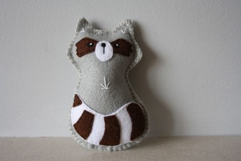 Felt Raccoon, Mollie Makes, Felt Pattern, Happy House, Woodland Christmas, Craft Booth, Felt Animals, Christmas Crafts Diy, Summer Holiday