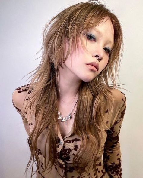 Grunge Haircut Trends for 2024: From Short Curly Styles to Medium Messy & Long Straight Looks Alt Haircuts Long, Medium Messy Hair, Grunge Haircuts, Grunge Haircut, Shoulder Length Waves, Messy Hair Look, Curly Styles, 일본 패션, Haircut Styles