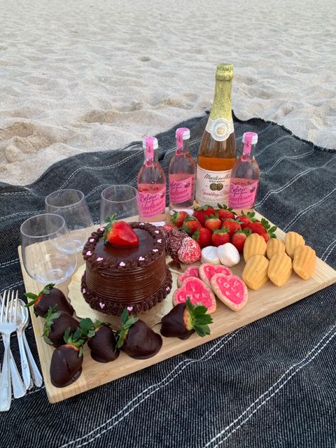 Picnic Ideas Aesthetic, Valentines Picnic, Picnic Date Food, Picnic Inspiration, Picnic Essentials, Picnic Birthday, Picnic Date, Picnic Food, Picnic Party