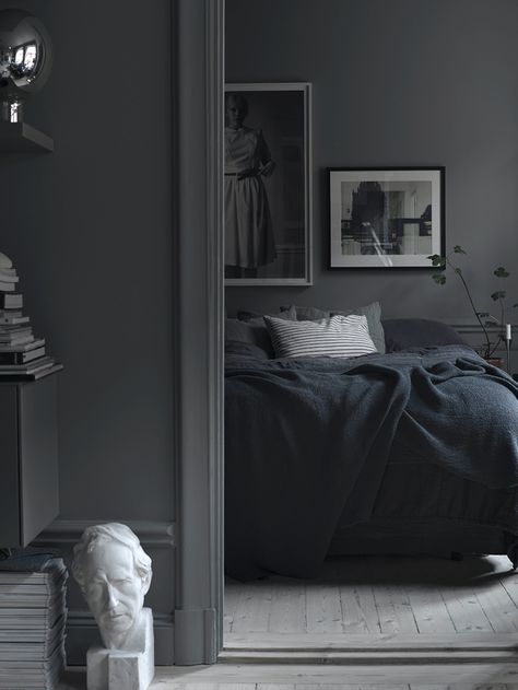 7 Interiors That Show How Cozy Gray Can Be Dark Gray Bedroom, Gray Interiors, Moody Bedroom, Dark Bedroom, Mens Bedroom, Black Bedroom, Grey Bedroom, Bedroom Black, Hus Inspiration