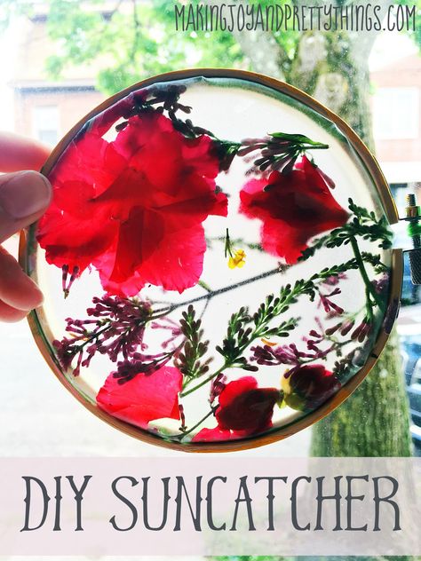 #DIY suncatchers made with real flowers - these are simply lovely! http://www.makingjoyandprettythings.com/kid-craft-diy-suncatcher-using-real-flowers/ #crafts Summer Outdoor Crafts, Mothers Day Gifts From Adults, Suncatchers Diy, Diy Mothers Day, Rough Week, Diy Mother's Day Crafts, Diy Suncatchers, Suncatcher Craft, Flowers Craft