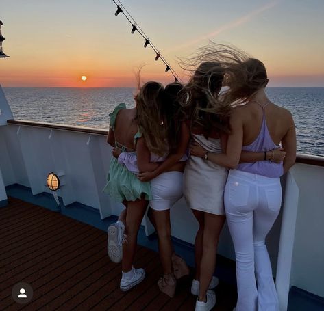 Cruise With Friends Aesthetic, Cruise Friend Group, Cruise Aesthetic Pics Friends, Cruise Picture Ideas Friends, Cruise Friends Aesthetic, Cruise Photo Ideas, Cruise Picture Ideas, Cruise With Friends, Cruise Friends