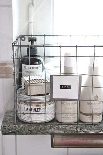 Wire Basket Ideas, Rangement Makeup, Shelves Above Toilet, Shelf Baskets Storage, Bath Shelf, Wire Basket Storage, Smart Tiles, Bad Inspiration, Room Shelves