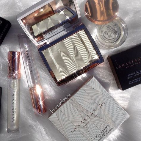 makeup collection. silver makeup. sparkly makeup. luxurious collection. makeup flatlay. aesthetic makeup collection. aesthetic makeup. Aesthetic Anastasia, Anastasia Makeup, Brow Freeze, Anastasia Beverly Hills Makeup, Shimmer And Shine, Luxury Aesthetic, Glowy Skin, Shimmer N Shine, Highlighter Makeup