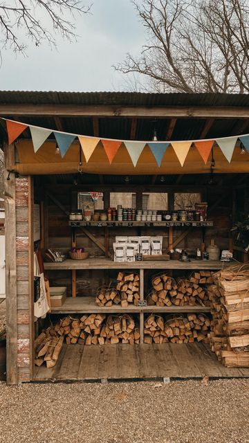 Ali & Scott Yahnke on Instagram: "✨ Our farm stand through the season ✨ Our farm stand sees a lot of shifts through the seasons: from plant starts in the spring, to loads of fresh produce in the summer, caramels and wreaths in the winter, there’s always abundance. We’ve been so fortunate to have so many additional farmers and small businesses showcased on our farm stand this season. Here’s just a few of them (give them some lovin!): @rhubarbbotanicals @fatheadhoney @passamaquoddymaple @stevesieler_pottery @bensonbounty @curecook @sacred.touch.ceramics @greatrivermaple @behlefarm @myrtleandcypresscoffeehouse @knotheads_wood_services_ @pleasesendword @loveyopup1 @hedgeapplekombucha @edelweisshallfarm And we’re so grateful to everyone who’s visited our stand this season ❤️ thanks for hel Small Holding Farm Ideas, Farm Produce Stand, Farm Stand Aesthetic, Unique Farmers Market Ideas, Fall Farm Stand, Farmstand Display Ideas, Small Farm Store, Farmstand Ideas Small Farm, Pallet Farm Stand