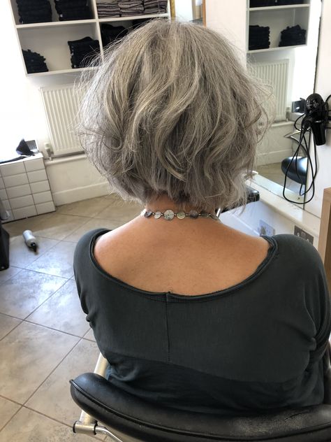 Grey Hair Over 50, Short White Hair, Grey Hair Styles For Women, Messy Bob Hairstyles, Gray Hair Highlights, Gorgeous Gray Hair, Blending Gray Hair, Grey Hair Inspiration, Chin Length Hair