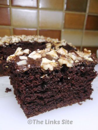 Chocolate Walnut Cake - Only one bowl and no need for icing! - thelinkssite.com Chocolate Walnut Cake, Chocolate Confections, Chocolate Chip Mug Cake, Nutella Mug Cake, Chocolate Cake Mix Cookies, Lemon Cake Easy, Choc Cake, Peanut Butter Snacks, Amazing Meals