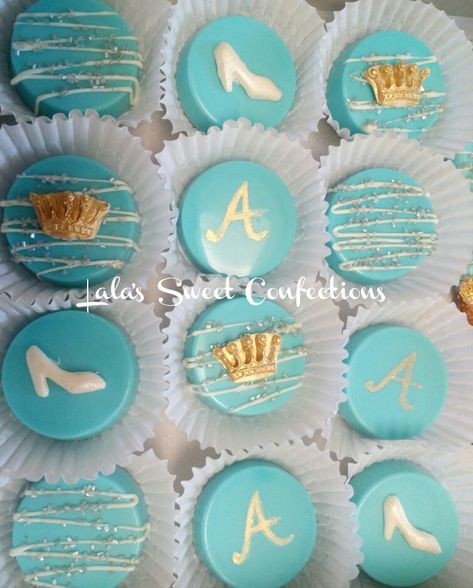 Cinderella inspired chocolate covered Oreos by #lalassweetconfections . #cinderellaparty #chocolateoreos #girlsbirthday #babyshower #cinderellatreats #oreos #crowns #partyfavors Quince Cinderella, Desert Ideas, Quinceanera Ideas, Cinderella Party, Covered Oreos, Cinderella Wedding, Chocolate Oreos, Disney Frozen 2, Chocolate Covered Oreos