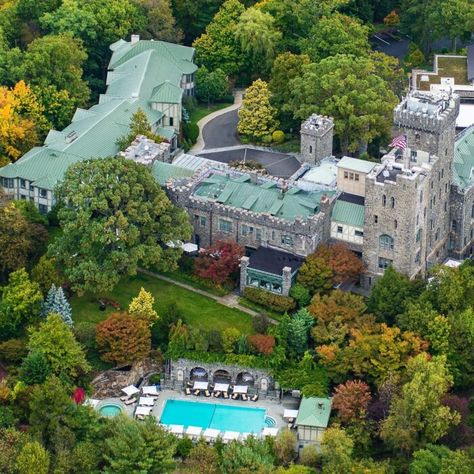 This Castle On A Hill In New York Is One Of The Coolest Places To Spend The Night Tarrytown Ny, New York Wedding Venues, Spa Reception, Castle Hotel, Spa Retreat, Helicopter Tour, Spa Offers, Luxury Spa, Nova York