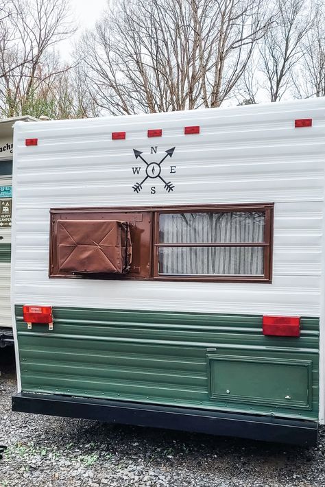 Tiny Vintage Trailer Transformed into Adorable Home on Wheels Tiny Trailers Interior, Vintage Travel Trailers Interiors, Cute Camper Interior, Tiny Camper Interior, Retro Rv Exterior, Tiny Camper Remodel, Old Camper Remodels, Vintage Camper Exterior Paint Ideas, Retro Camper Exterior