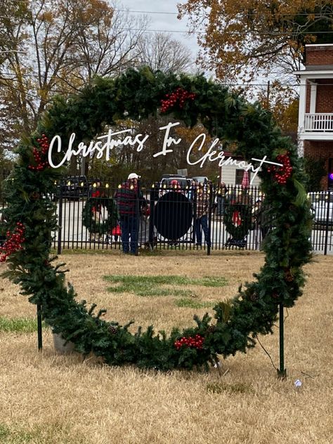 Commercial Christmas Decorations Outdoor, Outdoor Church Christmas Decorations, Giant Christmas Wreaths, Driveway Christmas Arch, Christmas Decor For Driveway Gates, Christmas Circle Arch, Community Holiday Event Ideas, Giant Wreath Christmas, Driveway Christmas Decorations