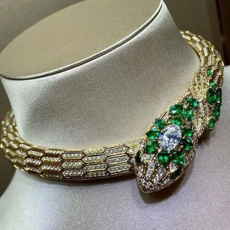 The Jewellery Page on Instagram: "An attractive masterpiece, which is a choker in the form of a bright snake encrusted with diamond and emerald jewels, the shape known by Bulgari, an unparalleled design💚 💎@lucia_silvestri @bulgari ----------------💝🎁💝------------------- Looking for gifts? Check out 👉 @thejewelrypageofficial ✨️ #emerlad #emerladgreen #chokernecklace #chokers #bvlgari #jewerlylovers #jewelryinfluencer #jewelleryaddict #jewellerylove #jewerlydesigner #highjewellery #hightjewel Lucia Silvestri, Bvlgari Snake Necklace, Bulgari Choker, Bvlgari Choker, Snake Necklace Bulgari, Bulgari High Jewelry, Jewellery Designing, Narcissa Malfoy, Serpentine Necklace