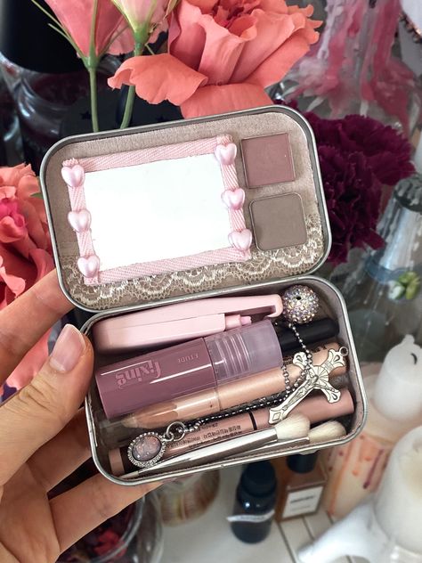 Altoid Makeup Kit, Altoids Tin Makeup Kit, Altoids Makeup Tin, Altoid Tin Makeup Kit, Emergency Makeup Kit, Diy Altoid Wallet, Tin Makeup Kit, Pink Altoids Wallet, Coquette Altoids Wallet