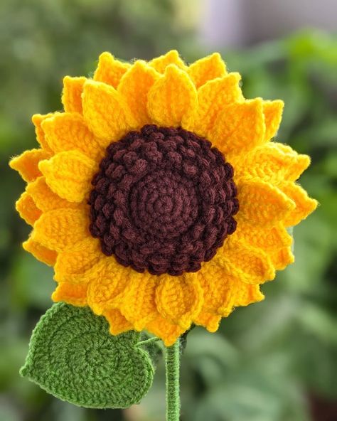 Crochet sunflower 🌻 Forever sunflower for your sunshine! 😍 Perfect for adding a touch of elegance to your space. Here are 5 creative ways you can use this beautiful piece: 1. Vase Display: Place it in a vase alone or with other flowers for a striking arrangement. 2. Gift : Make your presents extra special with a unique and reusable flower. 3. Table Centerpiece: Add a touch of handmade beauty to your dining or coffee table. 4. Event Decor: Perfect for adding a touch of handmade elegance to w... Sunflower Crochet Pattern, Crocheted Sunflower, Sunflower Crochet, Crochet 101, Space Pattern, Vase Display, Floral Work, Crochet Sunflower, Handmade Beauty Products